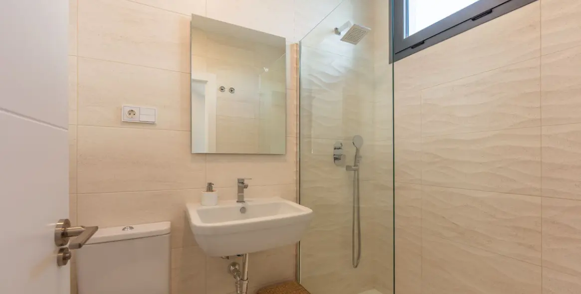 Sale of detached villa in La Duquesa 33