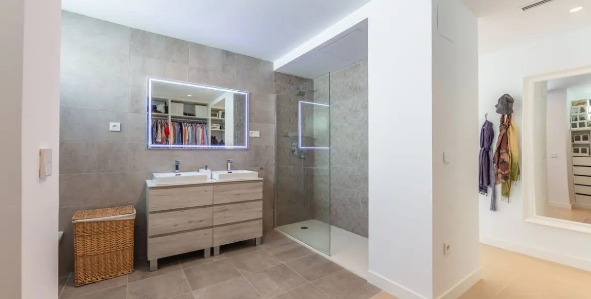 Sale of detached villa in La Duquesa 48