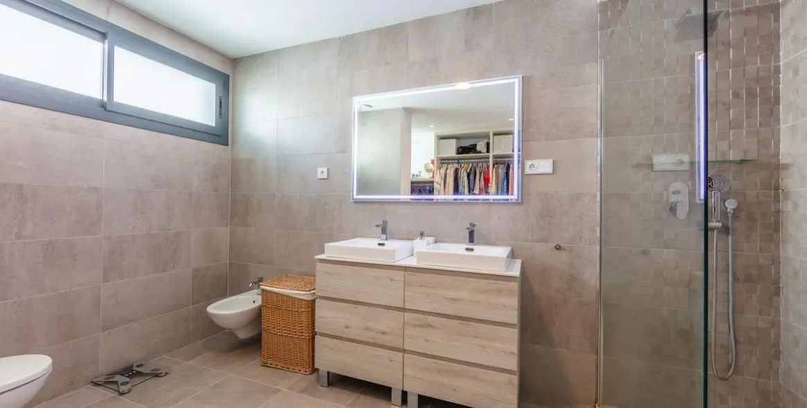 Sale of detached villa in La Duquesa 49