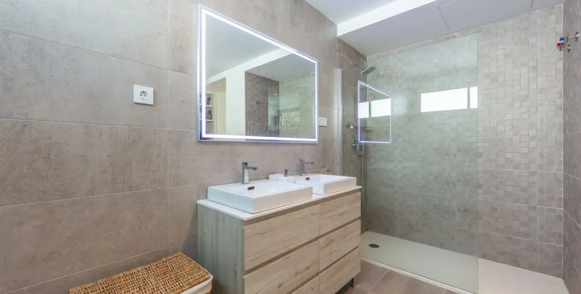 Sale of detached villa in La Duquesa 50