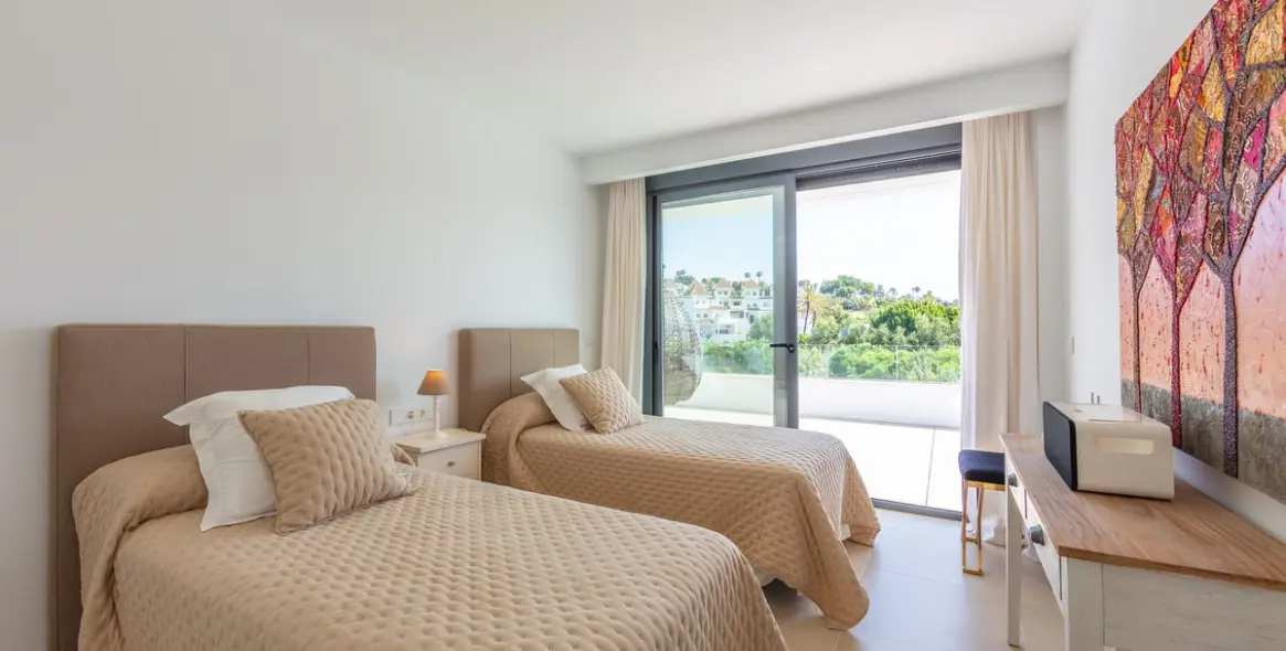 Sale of detached villa in La Duquesa 51