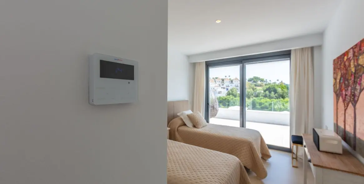 Sale of detached villa in La Duquesa 53