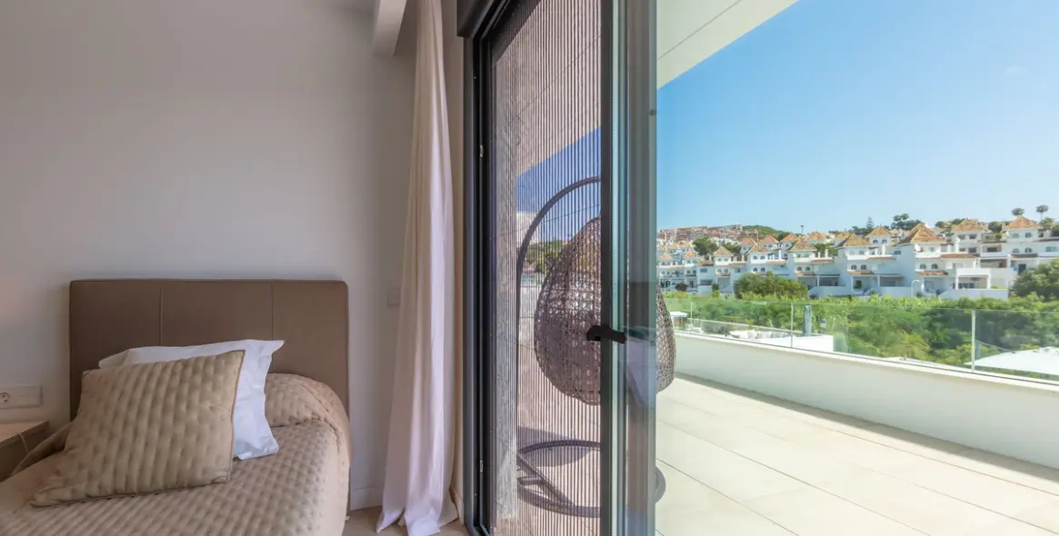 Sale of detached villa in La Duquesa 54