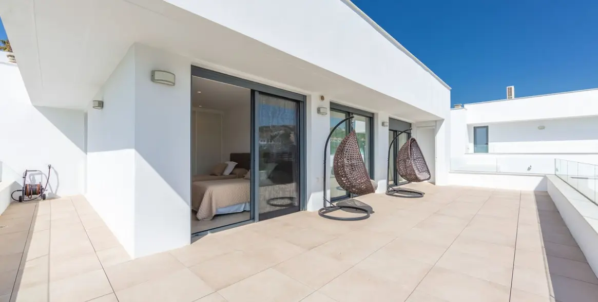 Sale of detached villa in La Duquesa 59