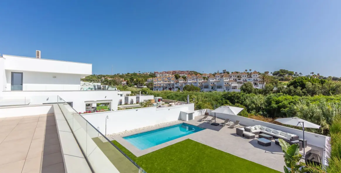 Sale of detached villa in La Duquesa 60