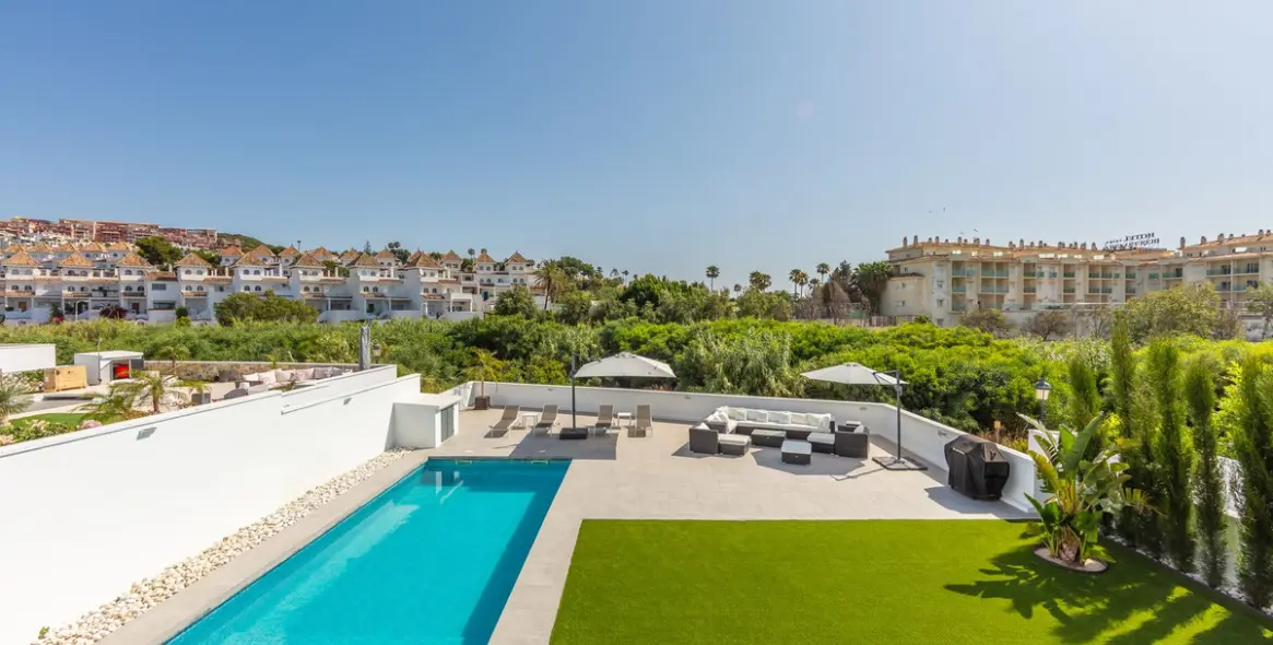 Sale of detached villa in La Duquesa 61