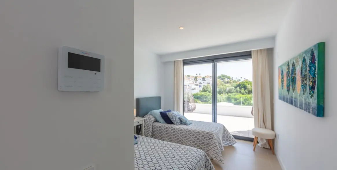 Sale of detached villa in La Duquesa 63