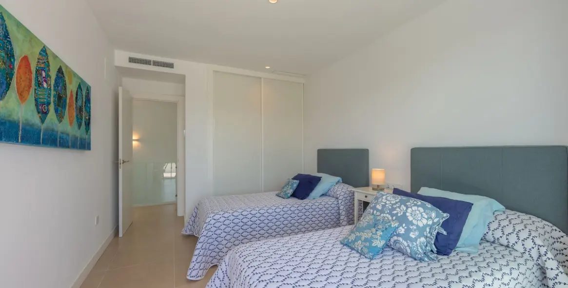 Sale of detached villa in La Duquesa 65