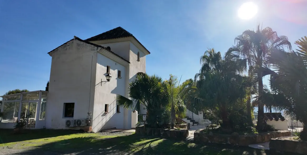 Продажа отеля в Tolox 5