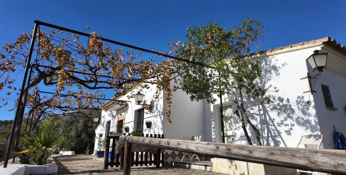 Продажа отеля в Tolox 13