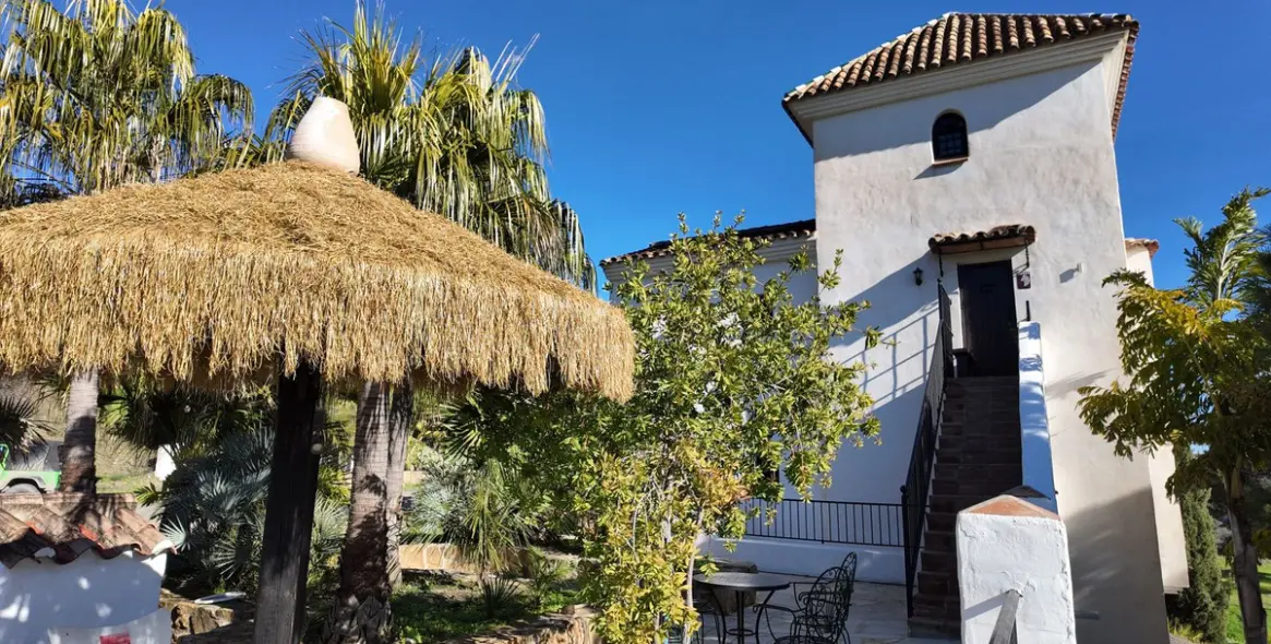 Venta de hotel en Tolox 3