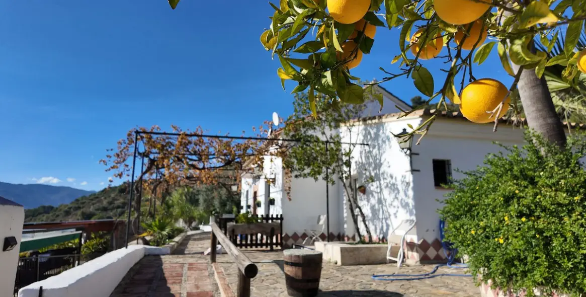 Venta de hotel en Tolox 12