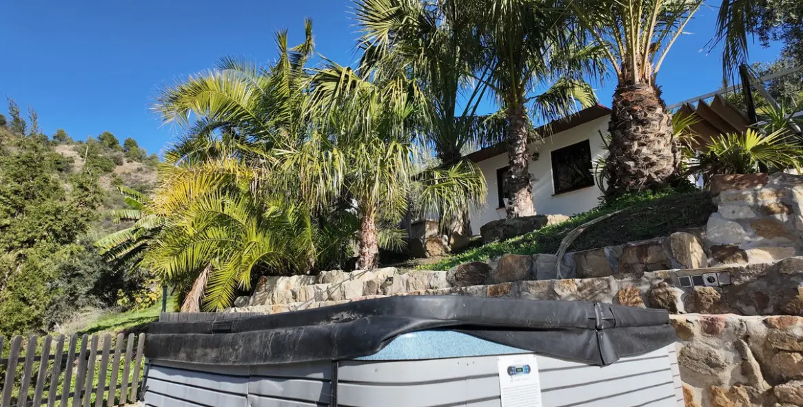 Venta de hotel en Tolox 21