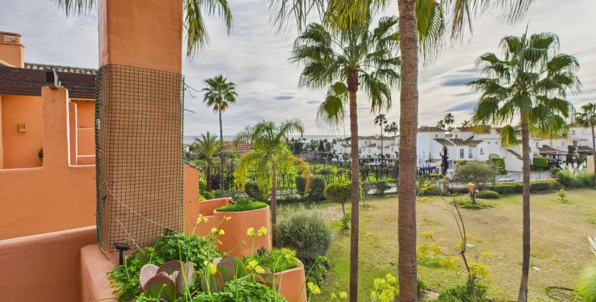 Sale of penthouse in Estepona 2