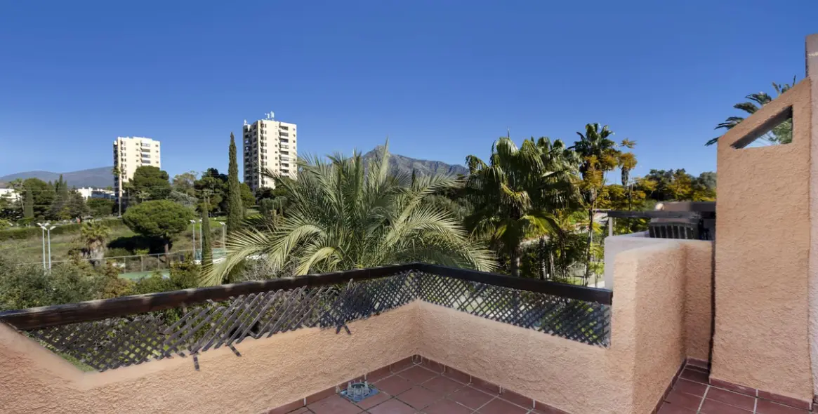 Sale of townhouse in Nueva Andalucía 25