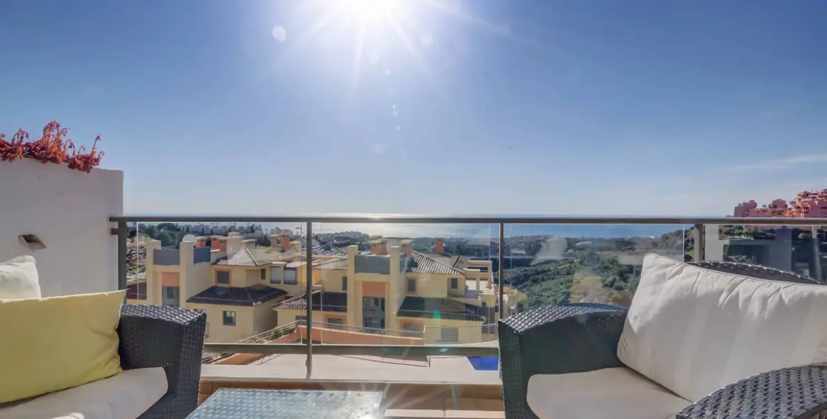 Sale of middle floor apartment in Calahonda 1