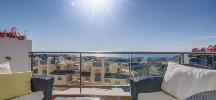 Sale of middle floor apartment in Calahonda 0