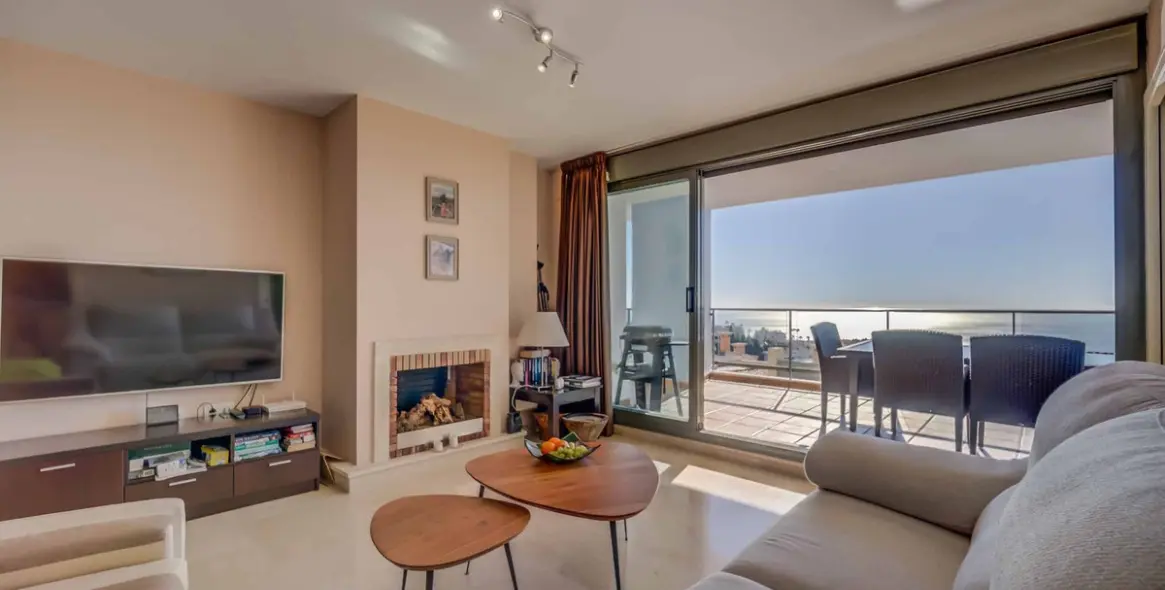 Sale of middle floor apartment in Calahonda 2