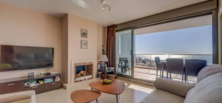 Sale of middle floor apartment in Calahonda 1