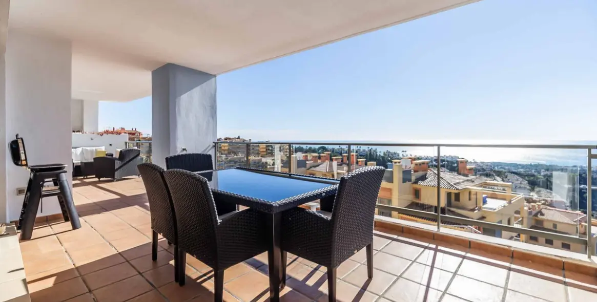 Sale of middle floor apartment in Calahonda 3