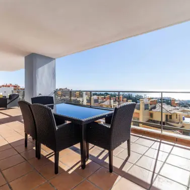 Sale of middle floor apartment in Calahonda