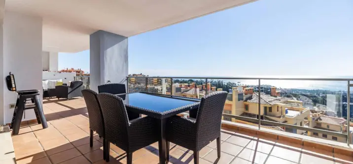 Sale of middle floor apartment in Calahonda 2