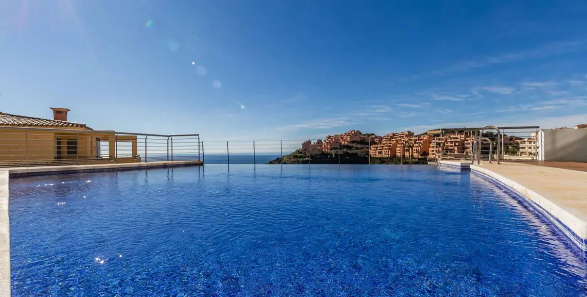 Sale of middle floor apartment in Calahonda 4