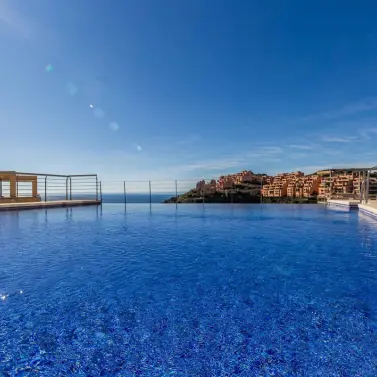 Sale of middle floor apartment in Calahonda