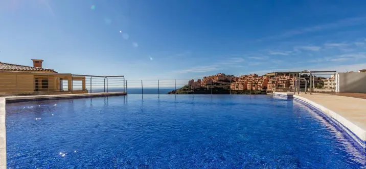 Sale of middle floor apartment in Calahonda 3