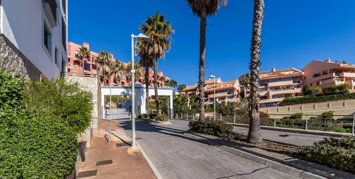 Sale of middle floor apartment in Calahonda 5