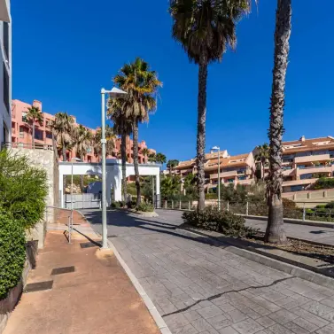 Sale of middle floor apartment in Calahonda