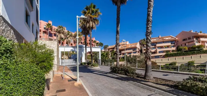 Sale of middle floor apartment in Calahonda 4