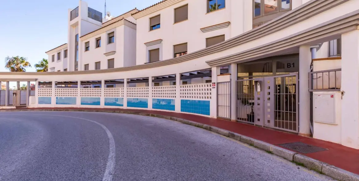 Sale of middle floor apartment in Calahonda 6