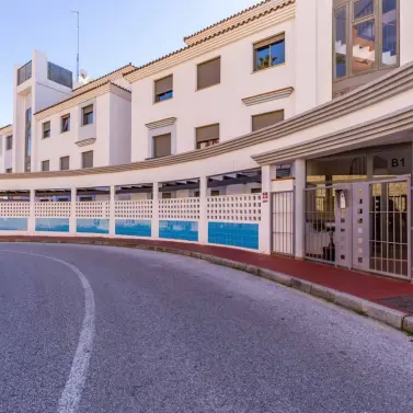 Sale of middle floor apartment in Calahonda