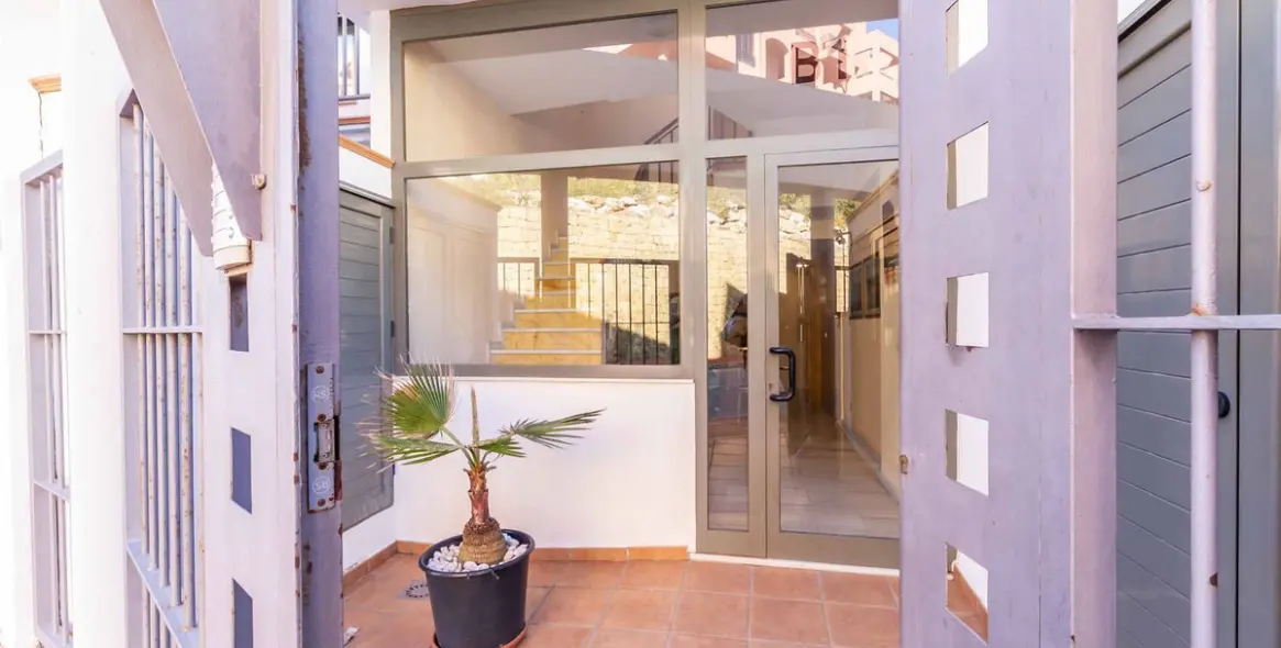 Sale of middle floor apartment in Calahonda 7