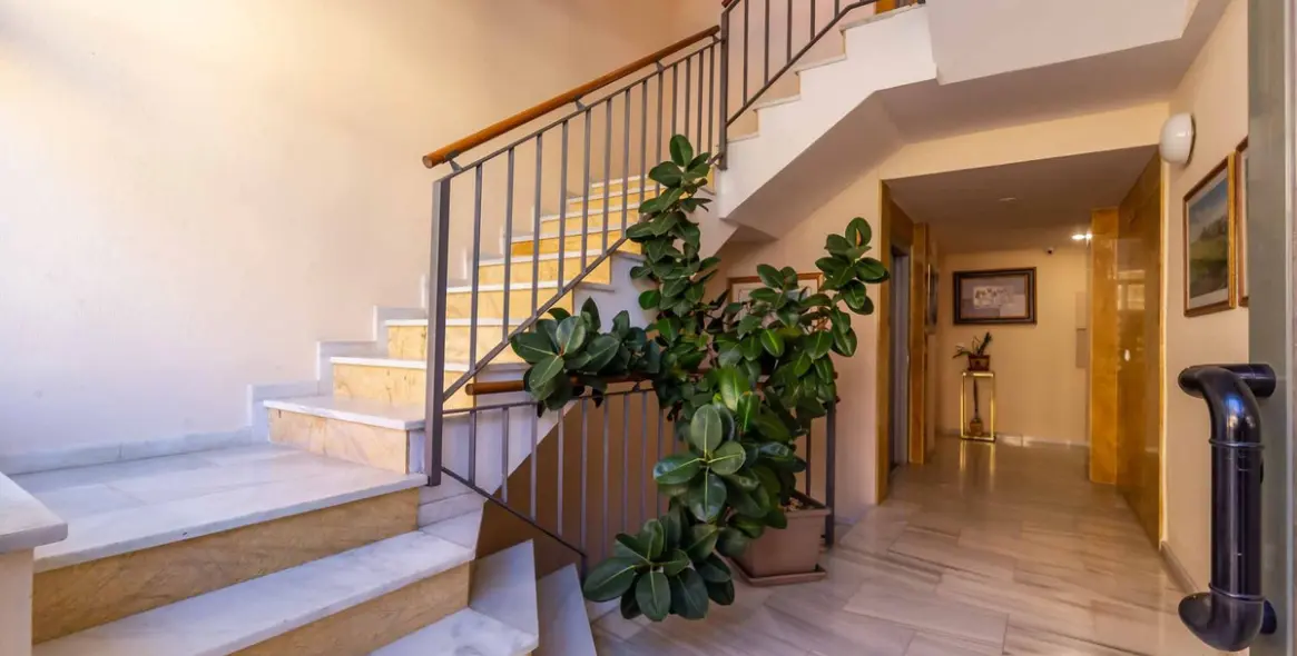 Sale of middle floor apartment in Calahonda 8