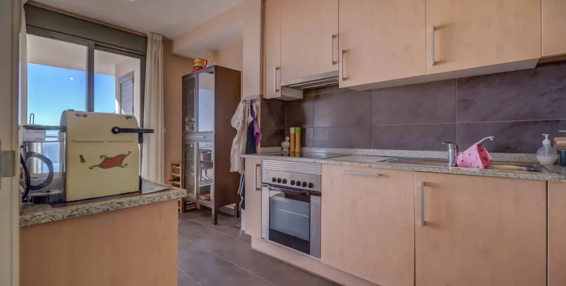 Sale of middle floor apartment in Calahonda 10