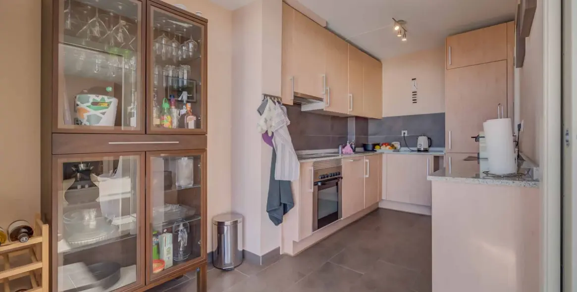 Sale of middle floor apartment in Calahonda 11