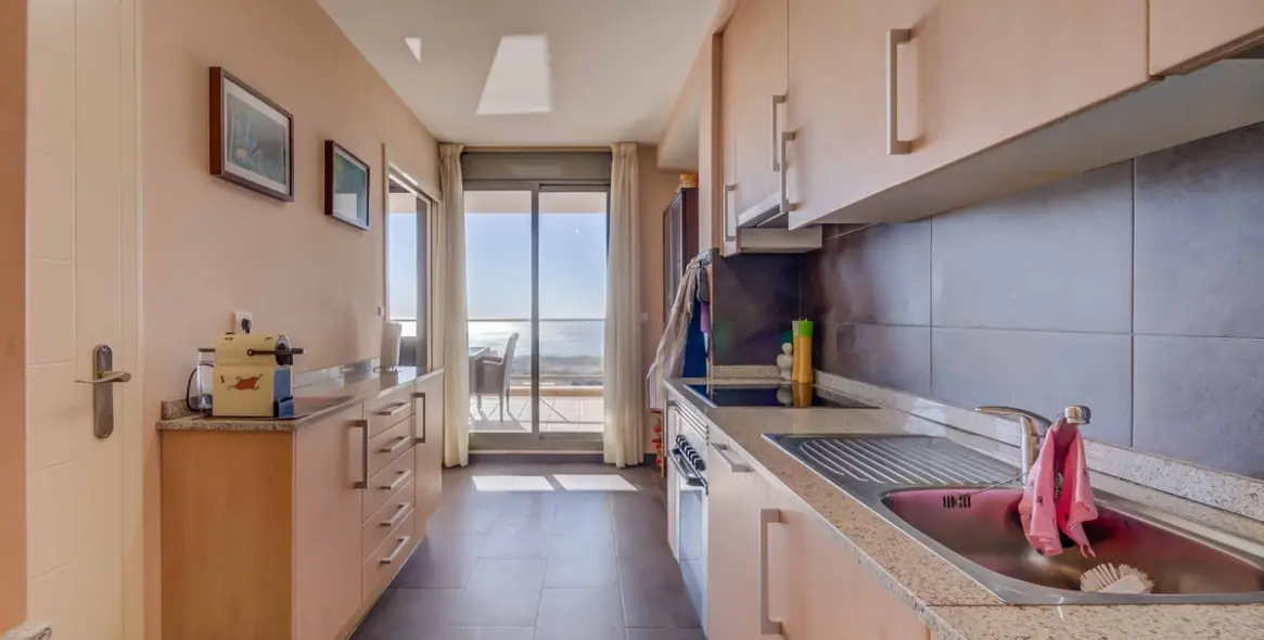 Sale of middle floor apartment in Calahonda 12