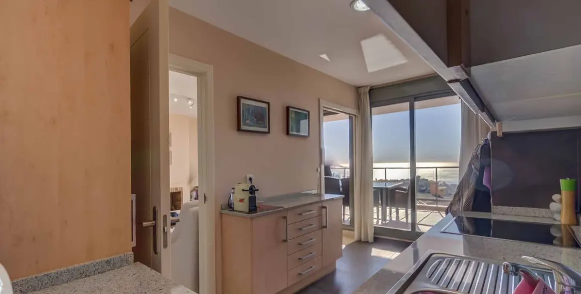 Sale of middle floor apartment in Calahonda 13