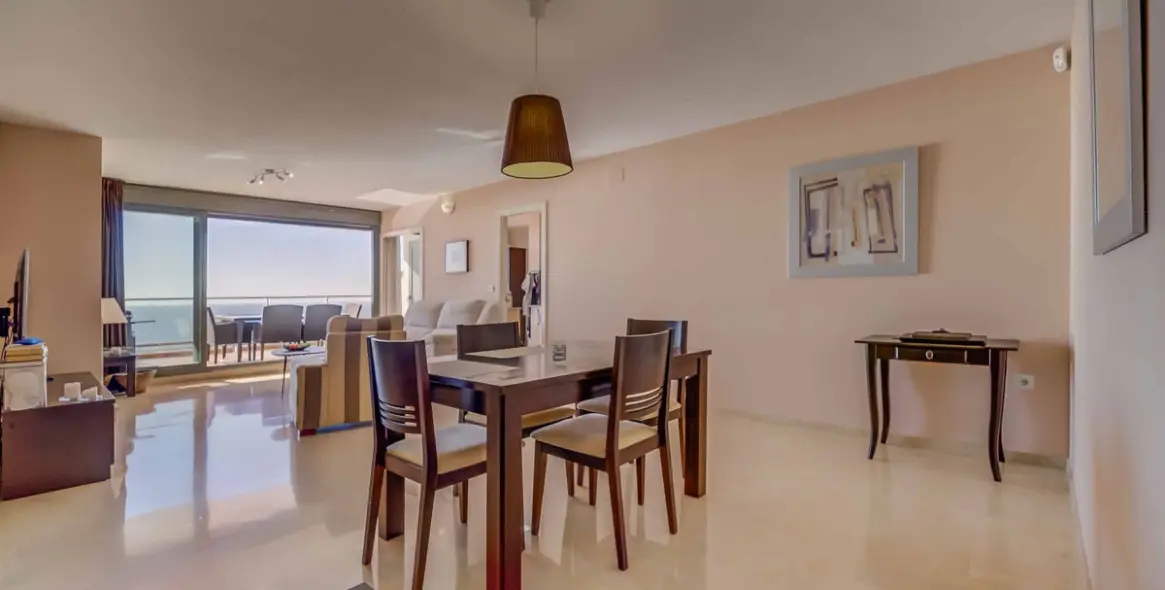 Sale of middle floor apartment in Calahonda 14