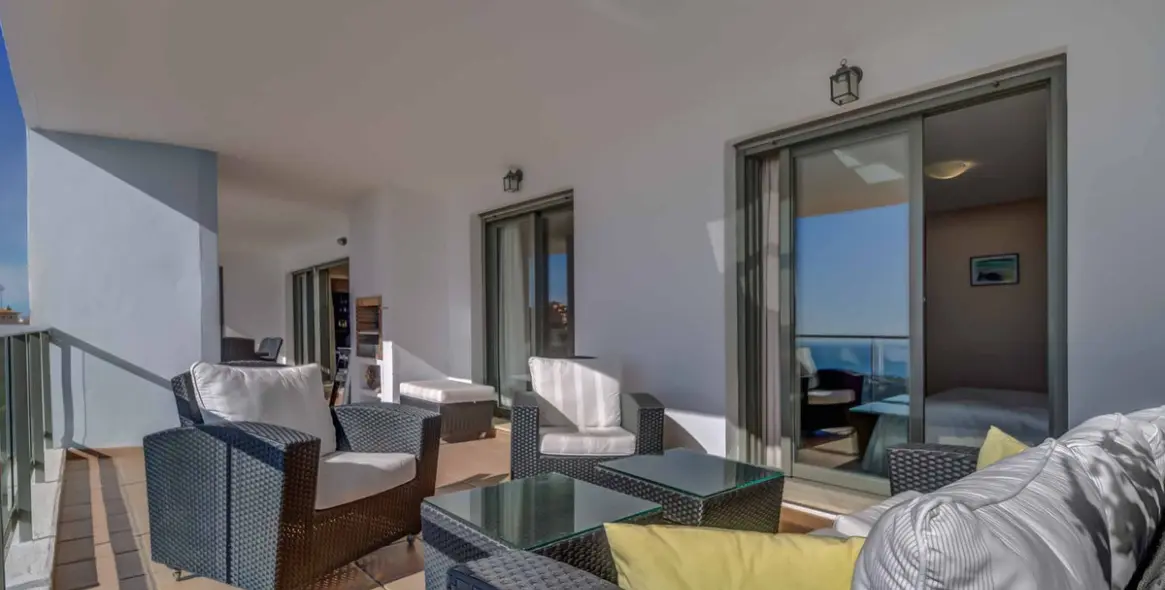 Sale of middle floor apartment in Calahonda 15