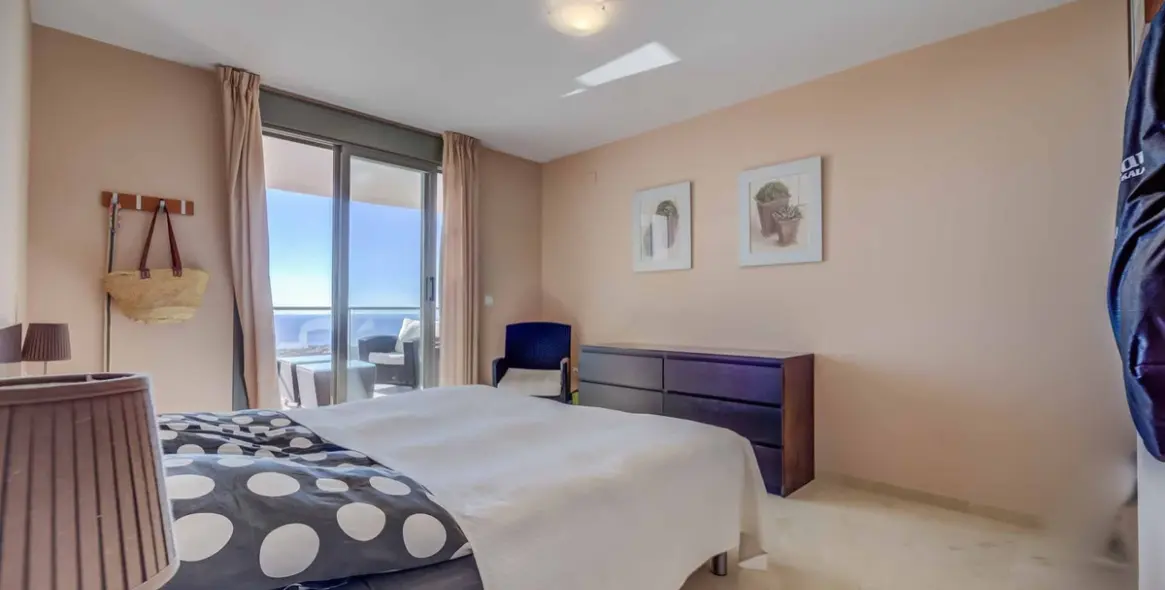 Sale of middle floor apartment in Calahonda 16