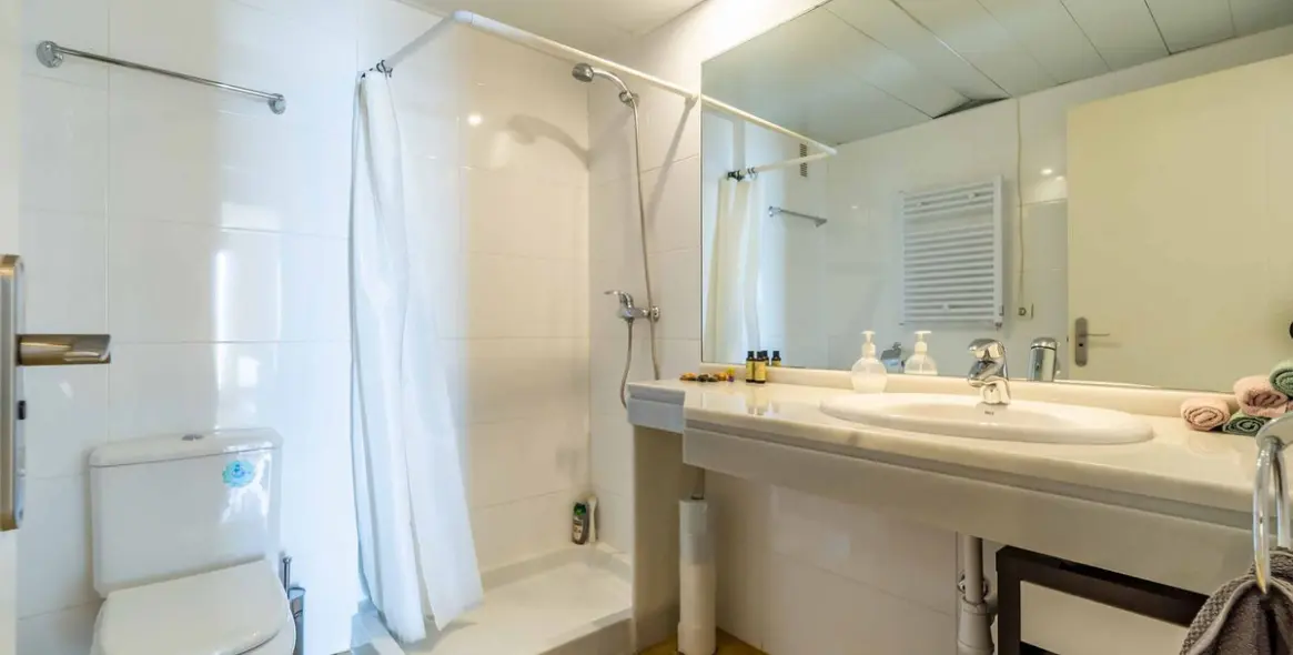 Sale of middle floor apartment in Calahonda 17