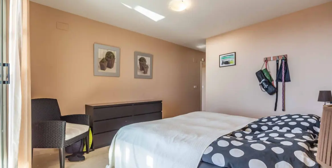 Sale of middle floor apartment in Calahonda 19