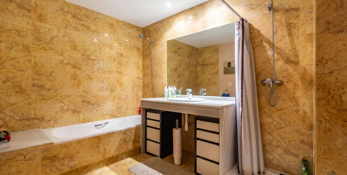 Sale of middle floor apartment in Calahonda 20