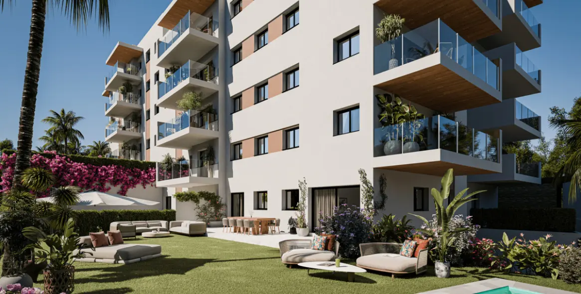 Sale of middle floor apartment in Estepona 1