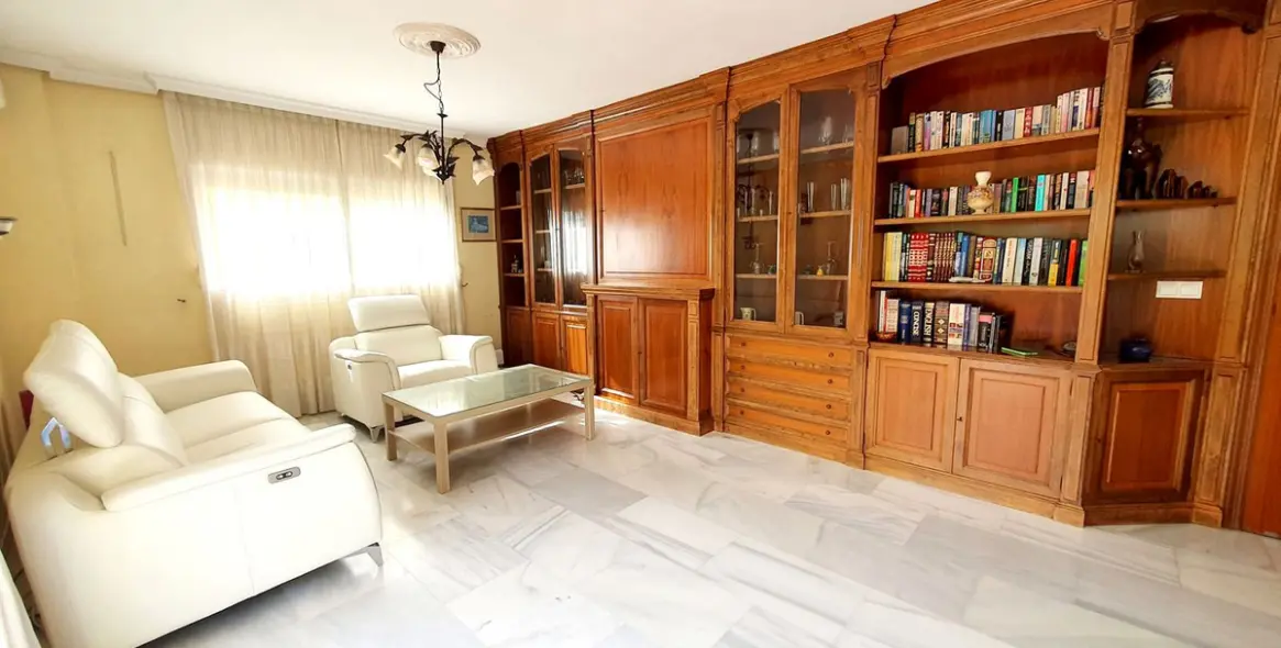 Sale of middle floor apartment in Fuengirola 1