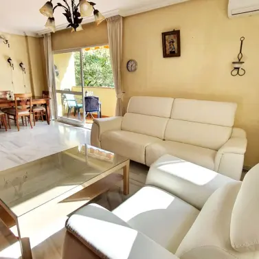 Sale of middle floor apartment in Fuengirola