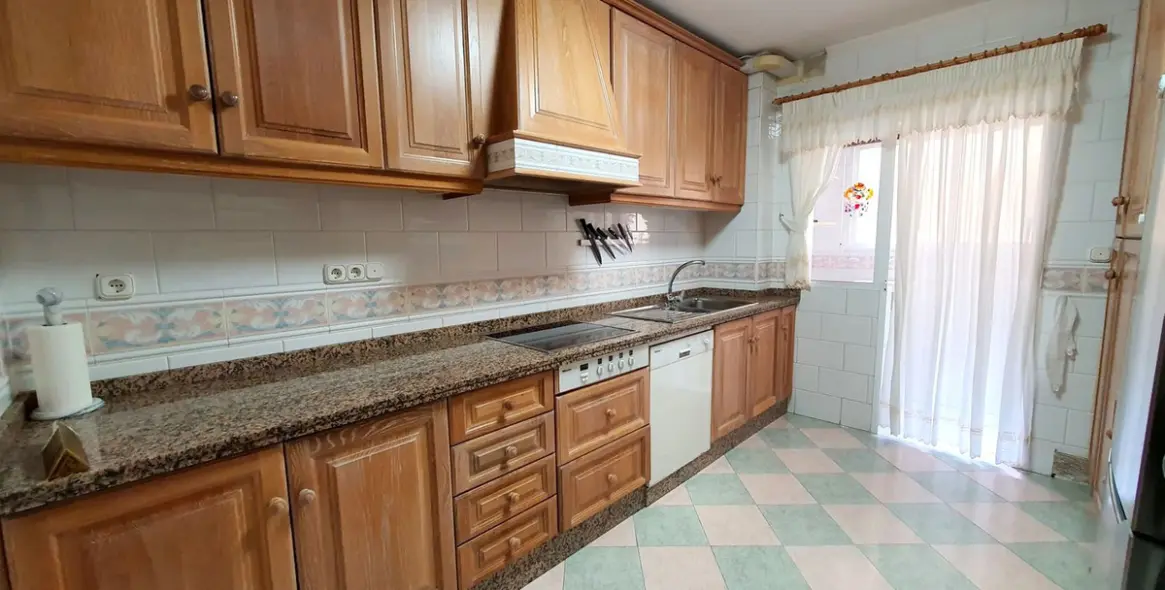 Sale of middle floor apartment in Fuengirola 10